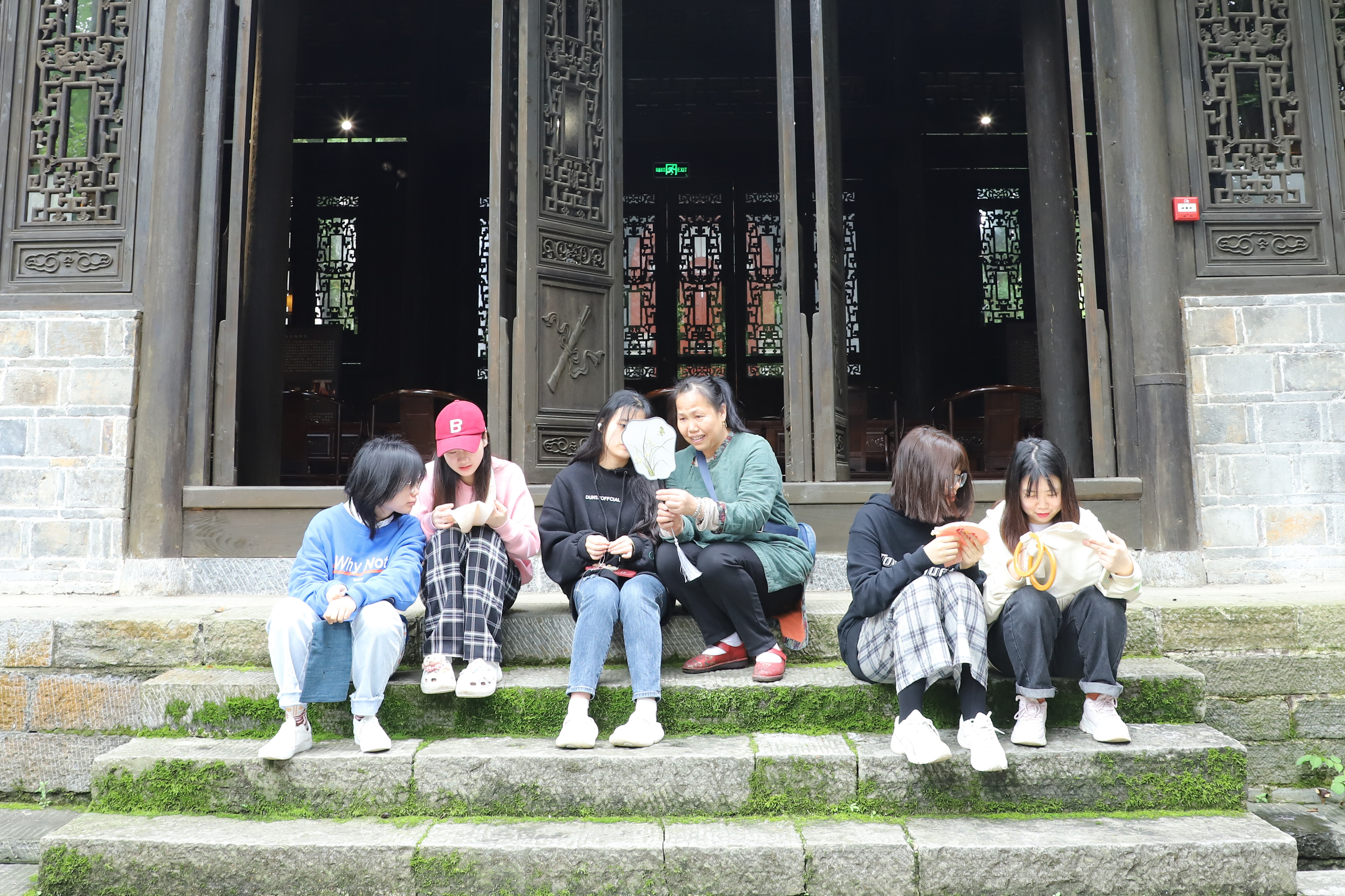 吴英继老师指导学生苗绣2.jpg