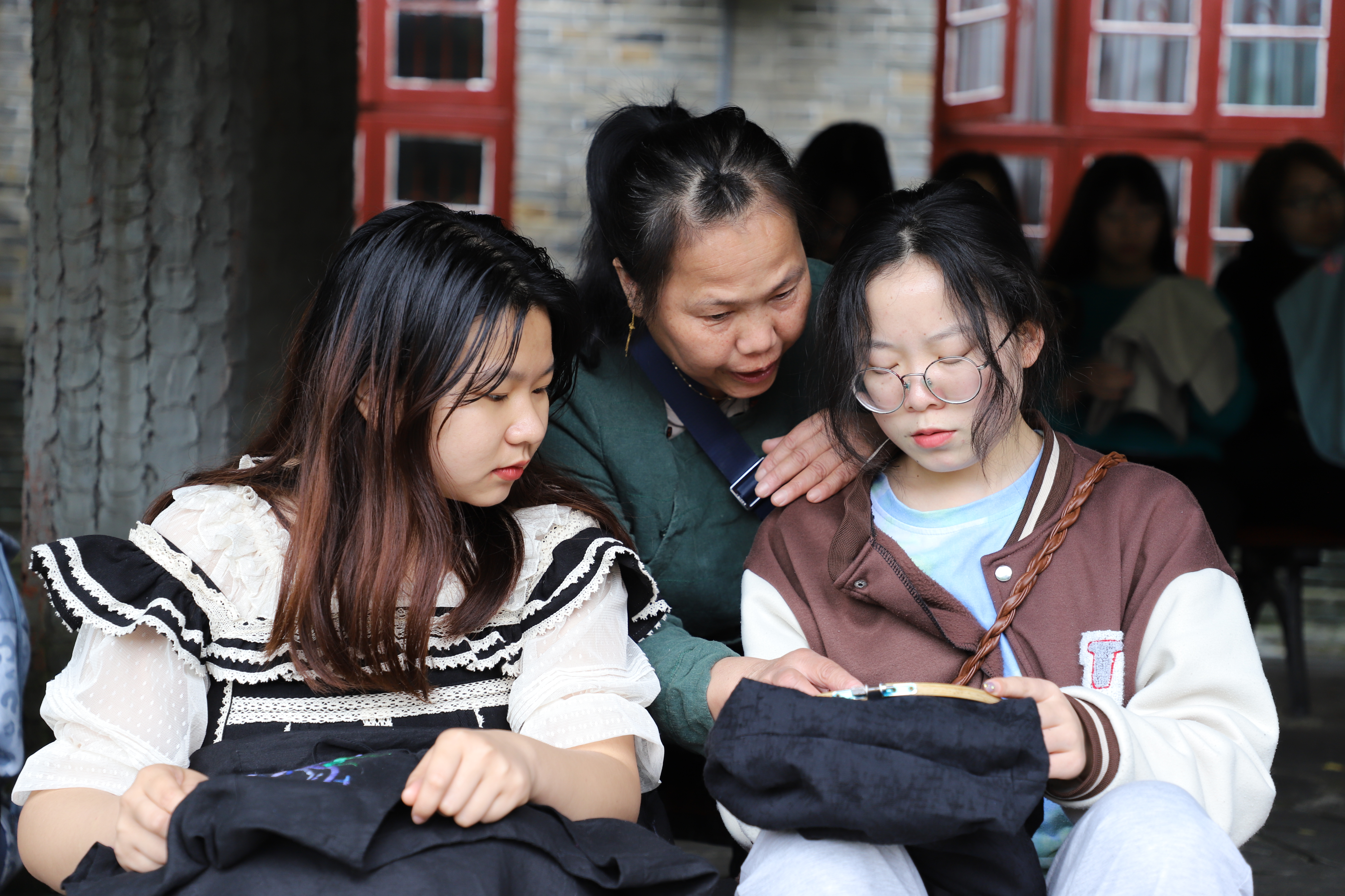 吴英继老师指导学生苗绣1.JPG